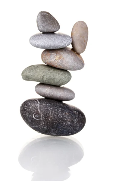 Стек сбалансированных камней, изолированных на белом — стоковое фото