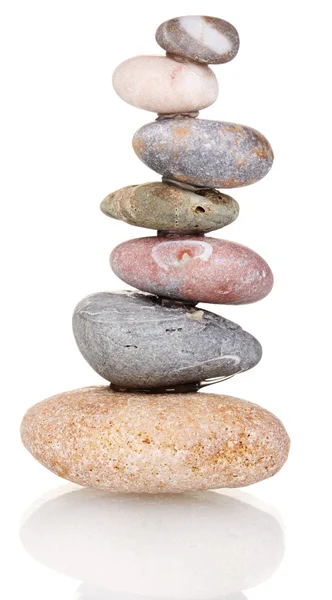 Pilha de pedras equilibradas isoladas em branco — Fotografia de Stock