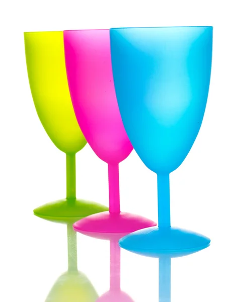 Světlé plastových pohárů izolovaných na bílém — Stock fotografie