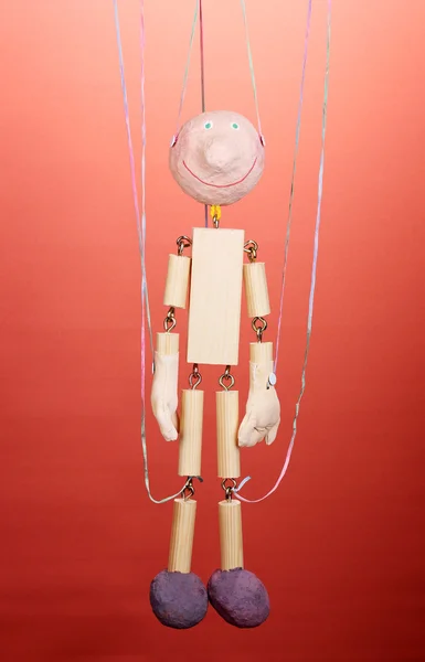 Marionnette en bois sur fond rouge — Photo