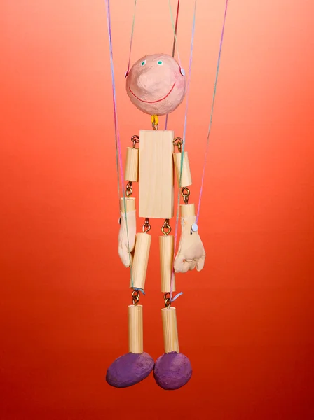 Houten marionet op rode achtergrond — Stockfoto