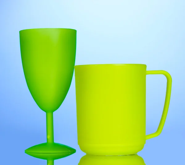 Světlé plastové nádobí na modrém pozadí — Stock fotografie