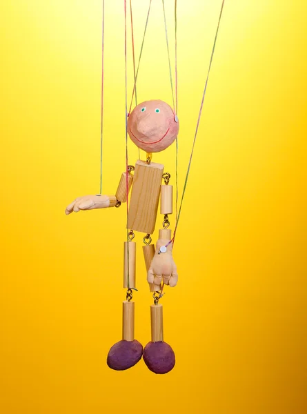 Houten marionet op gele achtergrond — Stockfoto