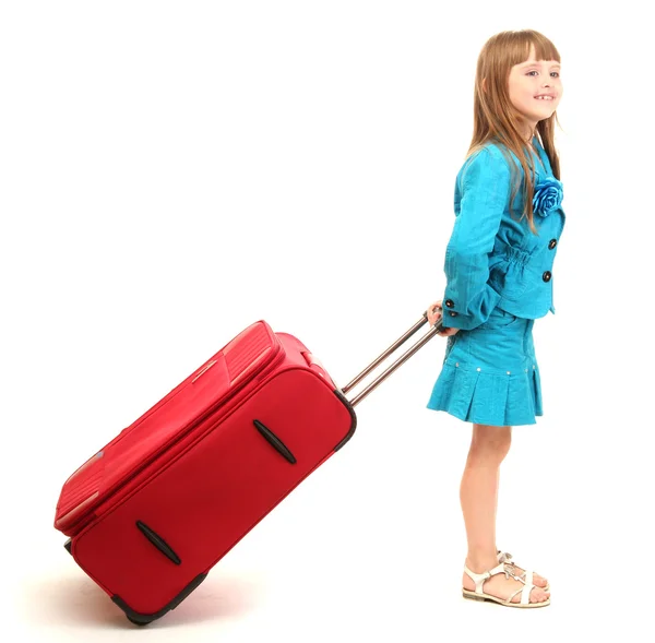 Seyahat çantası üzerinde beyaz izole küçük kız portresi — Stok fotoğraf