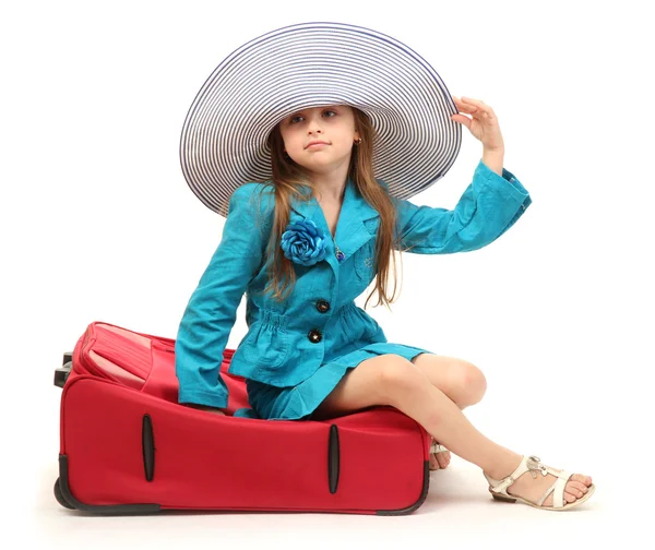 Porträtt av liten flicka med resefodral och hatt isolerad på vit — Stockfoto