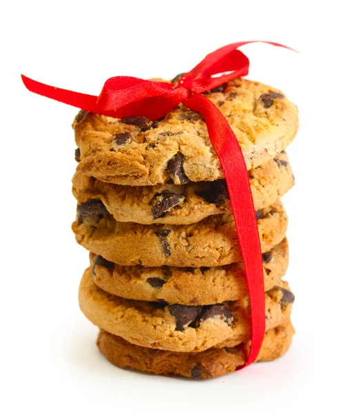 Čokoládu čipy soubory cookie s červenou mašlí izolované na bílém Royalty Free Stock Obrázky