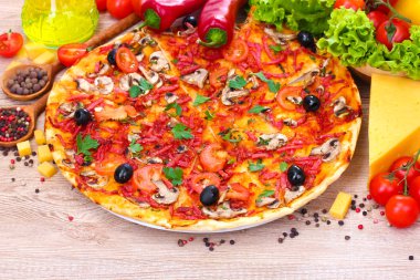 lezzetli pizza ve sebze ahşap tablo