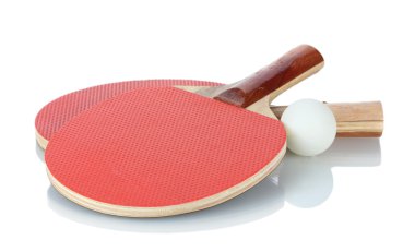 Ping-pong raketleri ve topu, beyaz üzerine izole edilmiş.