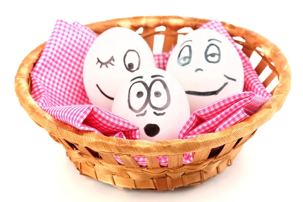 Huevos blancos con caras divertidas en cesta aislada sobre blanco —  Fotos de Stock