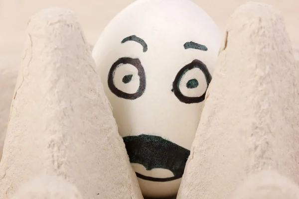 Белое яйцо со смешным лицом — стоковое фото