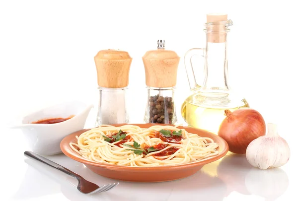 Склад смачної спагеті з томатним соусом і петрушкою ізольовані на білому — стокове фото