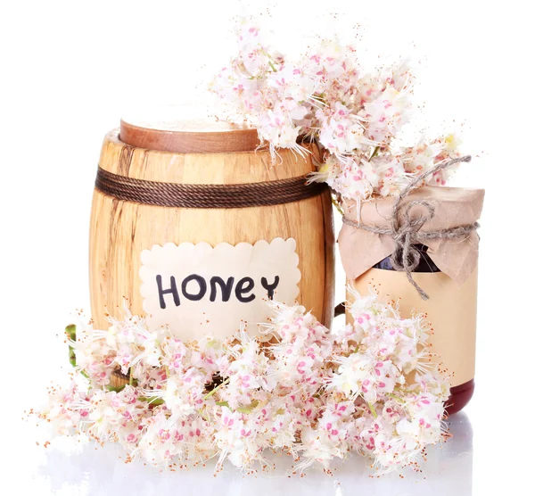 Ein Fass und ein Glas Honig und Kastanienblüten isoliert auf weißem Hintergrund — Stockfoto
