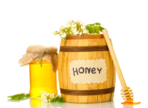 Dolce miele in botte e vaso con fiori di acacia isolati su bianco — Foto Stock