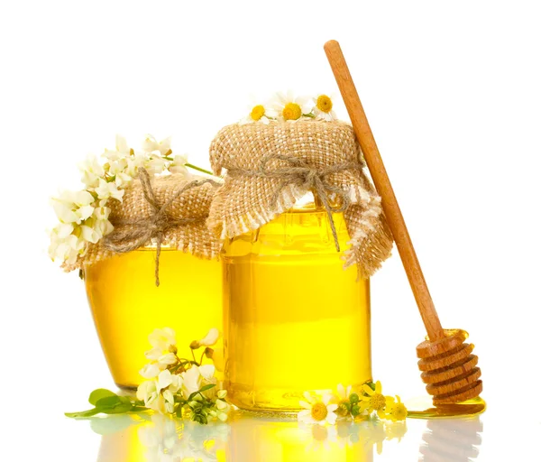 Γλυκό μέλι βάζα και άνθους ακακίας που απομονώνονται σε λευκό — Φωτογραφία Αρχείου
