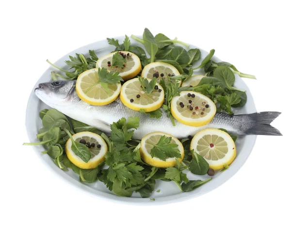 Peixe fresco com limão, salsa e especiarias em prato isolado em branco — Fotografia de Stock
