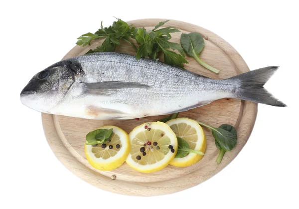 Limon, maydanoz ve baharat üzerine beyaz izole ahşap kesme tahtası üzerinde taze balık — Stok fotoğraf