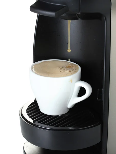 白で隔離されるカップにコーヒーを注いでエスプレッソ マシン — ストック写真