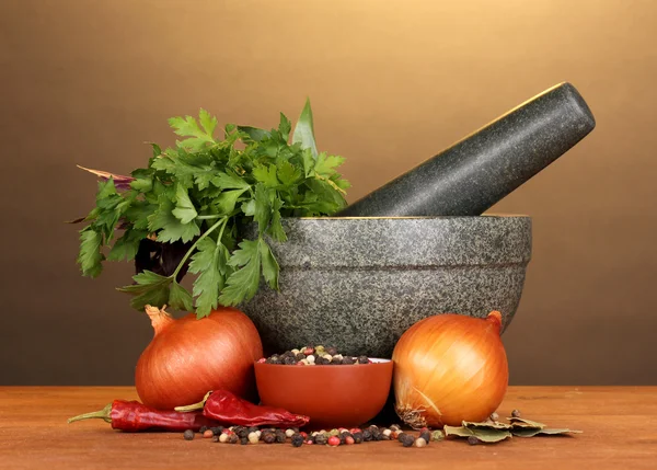 Set van ingrediënten en kruiden voor het koken op houten tafel op bruine achtergrond — Stockfoto