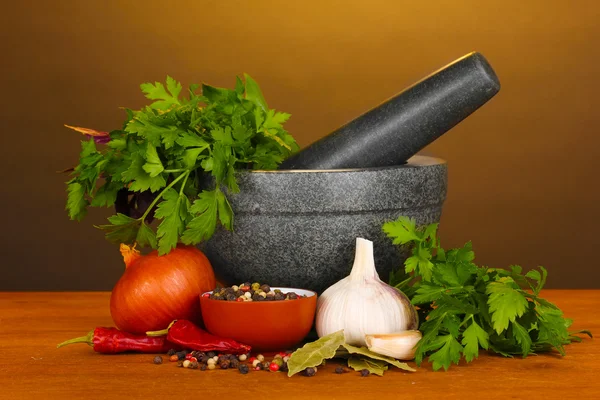 Set di ingredienti e spezie per cucinare su tavolo di legno su sfondo marrone — Foto Stock