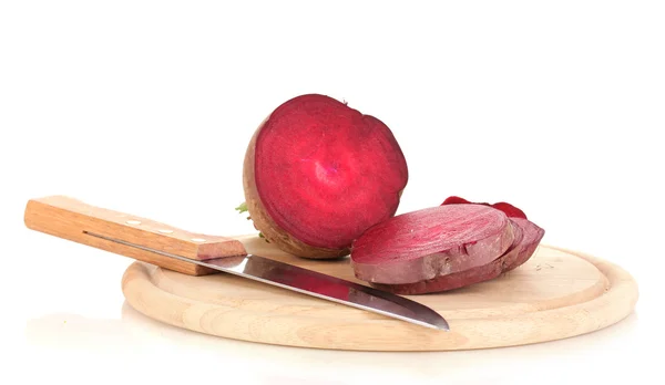 年轻的红甜菜和孤立在白色的木制板上刀 — 图库照片