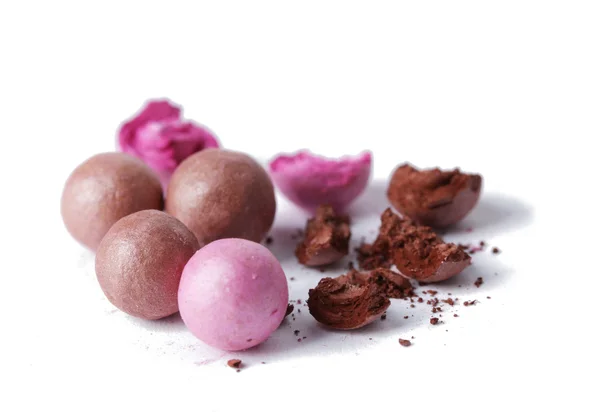 Bolas de pó rosa e marrom isoladas em branco — Fotografia de Stock