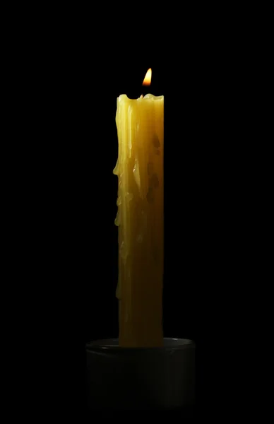 검은 바탕에 노란색 촛불 — 스톡 사진