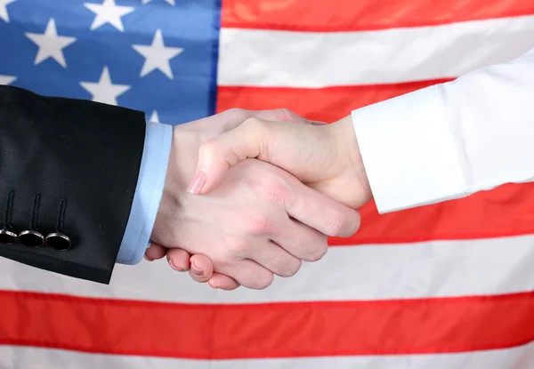 美国国旗背景上商务握手 — 图库照片