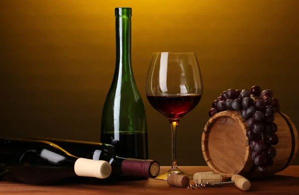 Dans une cave à vin. Composition des bouteilles de vin et du runlet — Photo