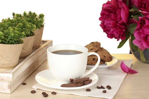 Taza de café, galletas, chocolate y flores en la mesa en la cafetería —  Fotos de Stock