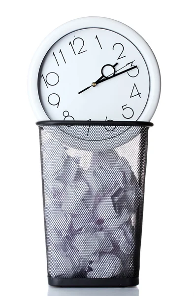 壁の時計と白で隔離される金属製のゴミ箱に紙 — ストック写真
