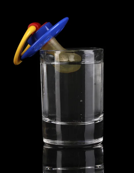 Manichino bambino con bevanda alcolica isolato su nero — Foto Stock