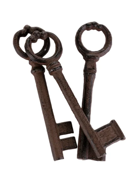 Um monte de chaves antigas isoladas em branco — Fotografia de Stock