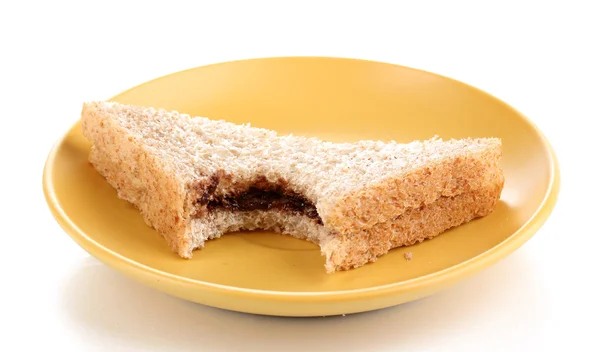 Pokousaný sendvič s čokoládou na desce izolovaných na bílém — Stock fotografie