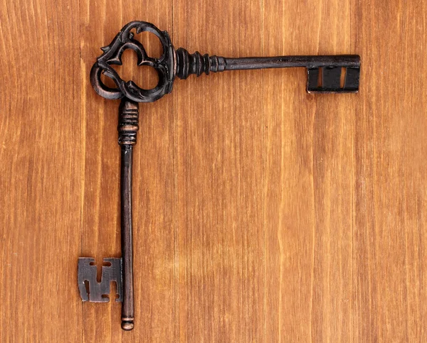Deux clés antiques sur fond en bois — Photo