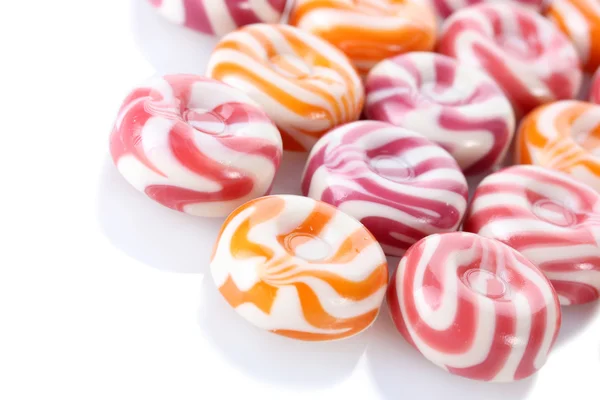 Bonbons aux fruits rayés isolés sur blanc — Photo
