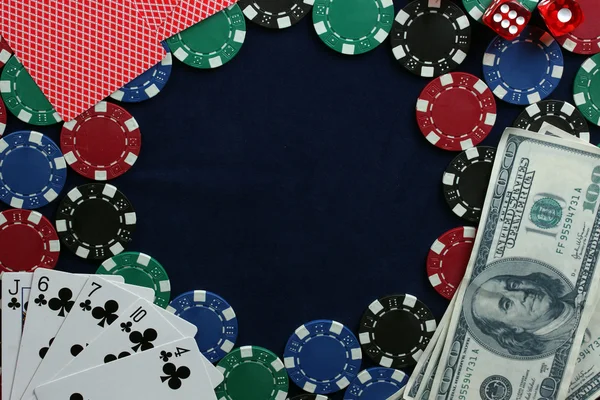 Rama wykonana z żetony do pokera, gra w karty i dolarów na niebieskim tle — Zdjęcie stockowe