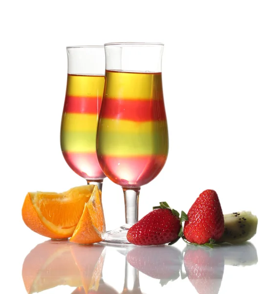 Gelatina de frutas en vasos y frutas aisladas en blanco — Foto de Stock