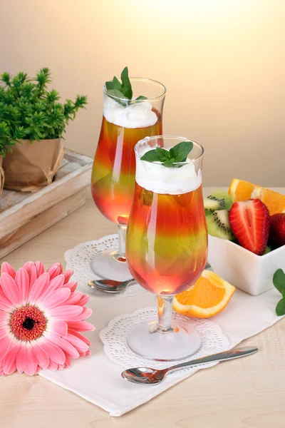Ovocné želé na brýle a ovoce na stole v kavárně — Stock fotografie