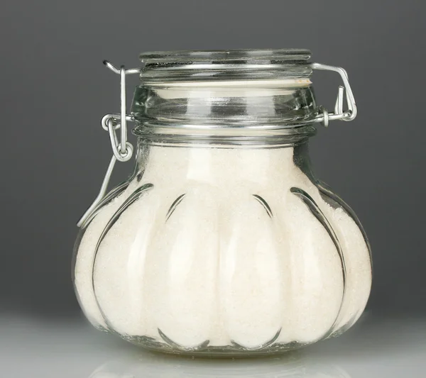 Sugar in the sugar bowl on a gray background close-up — Stock Photo, Image