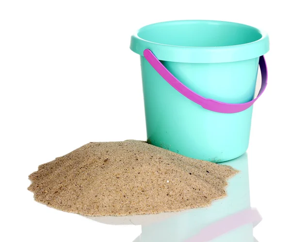 Dětský kbelík a izolovaných na bílém písku — Stock fotografie