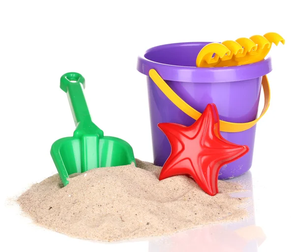 Çocuk plaj oyuncakları ve kum üzerinde beyaz izole — Stok fotoğraf