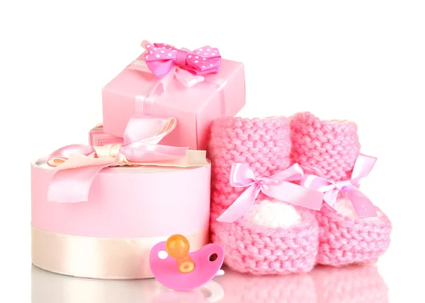 Botas de bebé de color rosa, chupete y regalos aislados en blanco — Foto de Stock