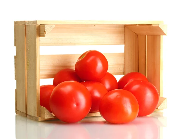 Dojrzałe czerwone pomidory w drewniane pudełko na białym tle — Zdjęcie stockowe