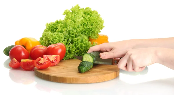 Vrouw handen snijden groenten op keuken schoolbord — Stockfoto