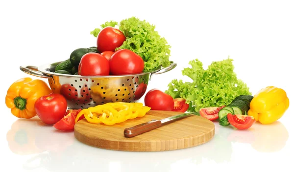 Verse groenten en mes op cutting board geïsoleerd op wit — Stockfoto