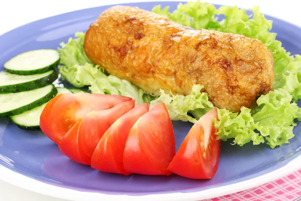 Leckeres Fleischschnitzel mit Garnitur auf Teller Nahaufnahme — Stockfoto