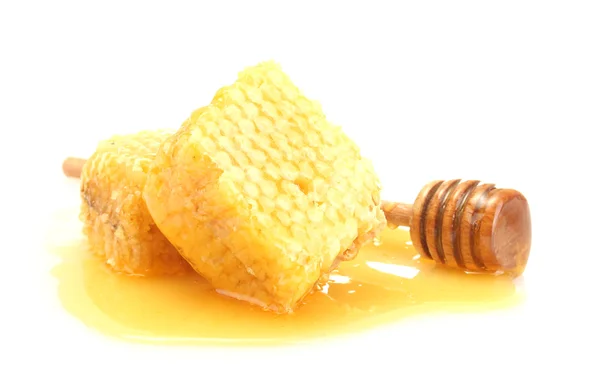 Goldene Waben und hölzerner Nieselregen mit Honig isoliert auf weiß — Stockfoto