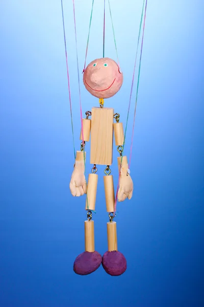 Marionnette en bois sur fond bleu — Photo