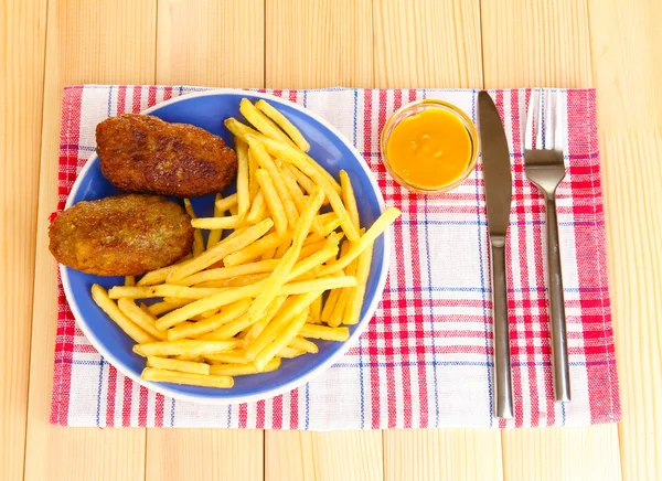 Картофель фри с бургерами на тарелке на деревянном фоне крупным планом — стоковое фото