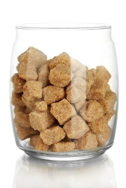 Glas mit braunem Rohrzuckerklumpen isoliert auf weißem — Stockfoto